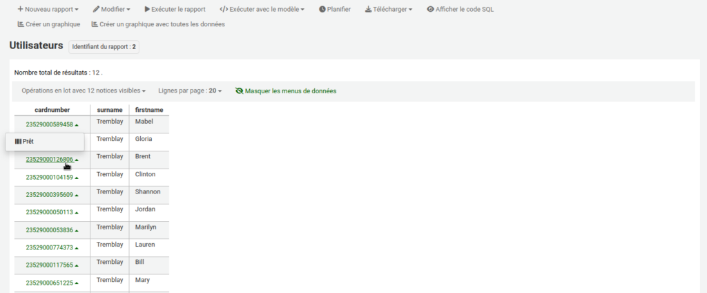 Résultats d'un rapport avec les colonnes cardnumber, surname, et firstname. La première colonne contient les cardnumbers qui sont des liens. Le curseur de la souris est sur le cardnumber 23529000126806 et un menu est affiché avec l'option Prêt.
