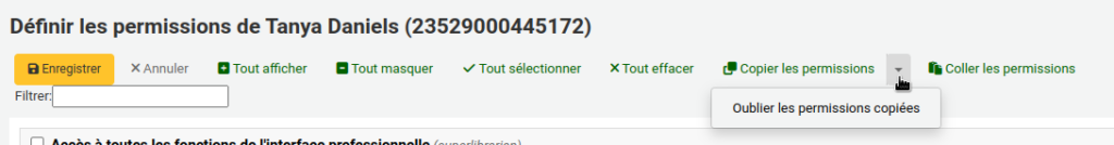 Haut de la page des permissions d'un utilisateur, le curseur de la souris est sur la flèche à droite du bouton Copier les permissions. Le menu est ouvert et la seule option est Oublier les permissions copiées.
